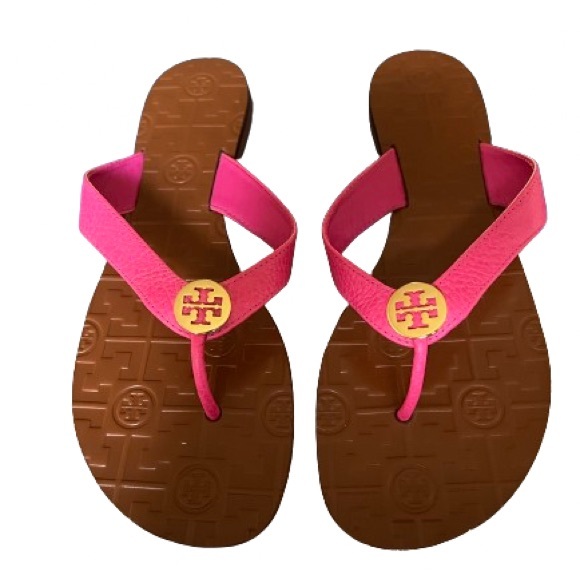 Tory Burch THORA Tumbled Leather Gold Logo Hibiscus Flower Gold Size 9.5 - Picture 1 of 4